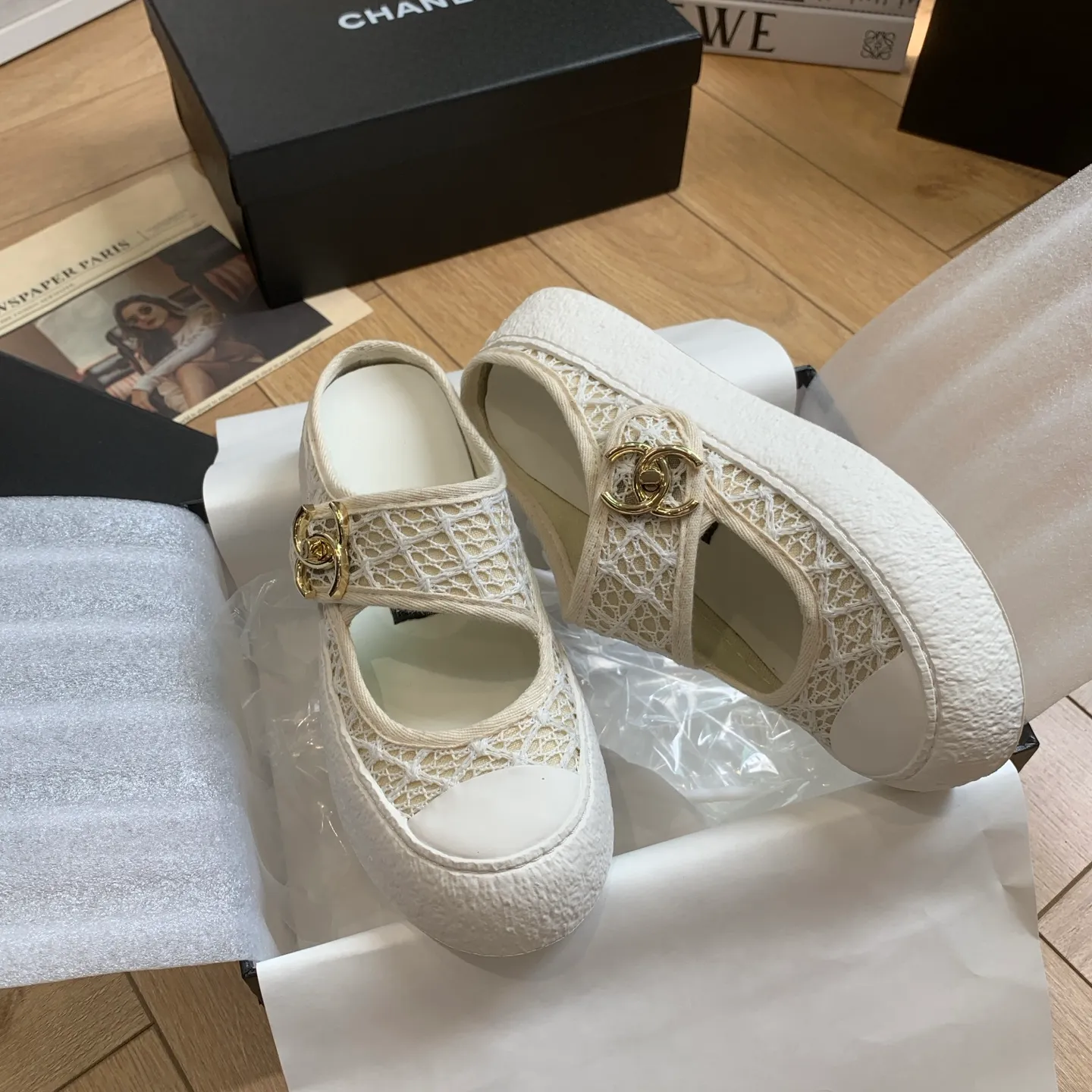 👟👟Ex-factory price 540👟👟 🍀Chanel Chanel 24P Xiaoxiang's latest hot style big-toe shoes, doll shoes, casual sports shoes, white shoes, loafers Xiaoxiang's big-toe shoes this season are cool and cute. The toe and lace surface are eye-catching. The sense of elegance in casual is overwhelming. The classic design with metal round buckle is particularly eye-catching. The flat design is extremely comfortable. Daily matching, a must-have tool for looking cool when going out on the street. Fabric: original customized lace + special materials. Lining: original cloth. Foot pads: sheepskin. Sole: original molded non-slip TPU outsole. Bottom thickness: 3.5CM. Size: 35-41 (customized for 40 and 41) 👉